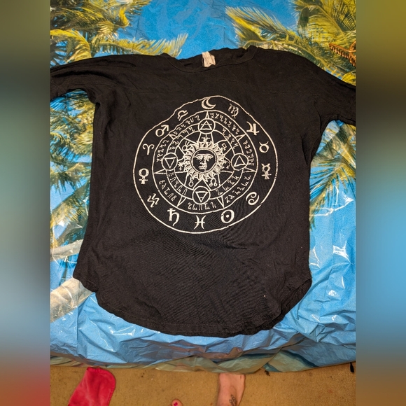 Quarter sleeve astrology top - Picture 2 of 2